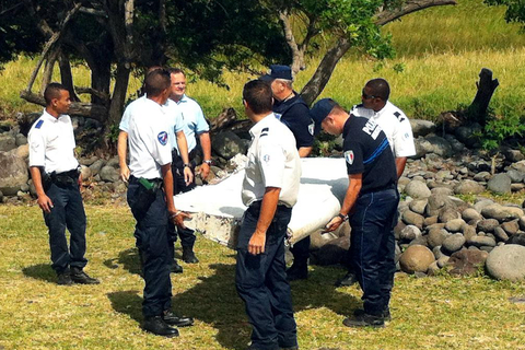 当地时间2015年7月29日早上，位于印度洋西南端的法属留尼汪岛发现疑似MH370残骸机翼残骸。 YANNICK PITON/CFP