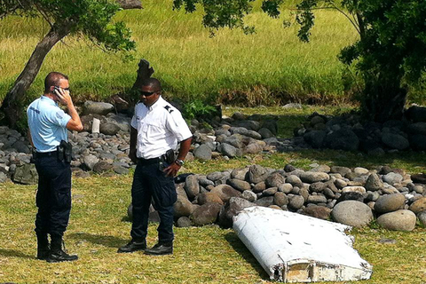 当地时间2015年7月29日早上，位于印度洋西南端的法属留尼汪岛发现疑似MH370残骸机翼残骸。 YANNICK PITON/CFP