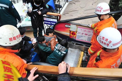 伤人的自动扶梯