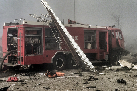 2015年8月13日，天津滨海新区爆炸事故点东侧的跃进路上，五辆消防车受损严重损毁，车内已无消防员，消防装备散落周围。跃进路上还停放着大量被炸毁的大货车，部分车辆仍处于点火状态。 潘之望/东方IC 