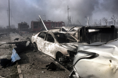 2015年8月13日，天津滨海新区爆炸事故点东侧的跃进路上，五辆消防车受损严重损毁，车内已无消防员，消防装备散落周围。跃进路上还停放着大量被炸毁的大货车，部分车辆仍处于点火状态。 潘之望/东方IC 