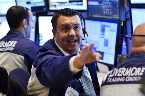 当地时间2015年8月24日，美国纽约证券交易所，交易员正在关注股票行情。 JUSTIN LANE/东方IC 