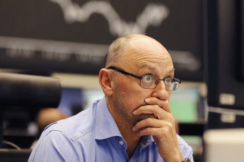 当地时间2015年8月24日，德国法兰克福证券交易所的交易员在进行操作。 Michael Probst/东方IC