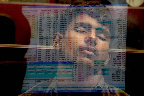 当地时间2015年8月24日，巴基斯坦卡拉奇证券交易所(KSE)。 SHAHZAIB AKBER/东方IC