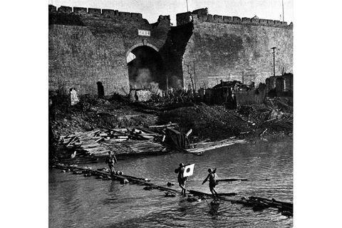 1937年12月13日,日军攻入南京中华门,南京沦陷.