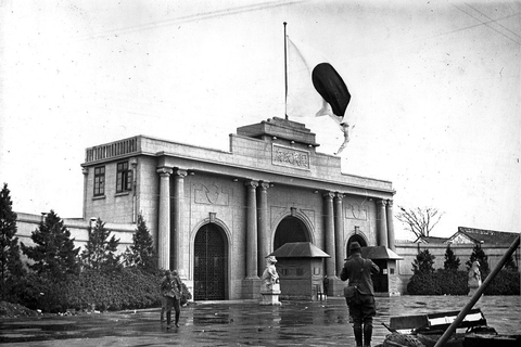 日军占领南京国民政府府邸,插上日本国旗,并在前方留影