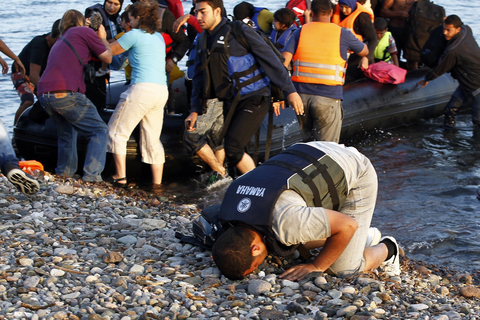 当地时间2015年9月6日，希腊莱斯博斯岛，自土耳其出发的难民穿越爱琴海抵达希腊。 CFP