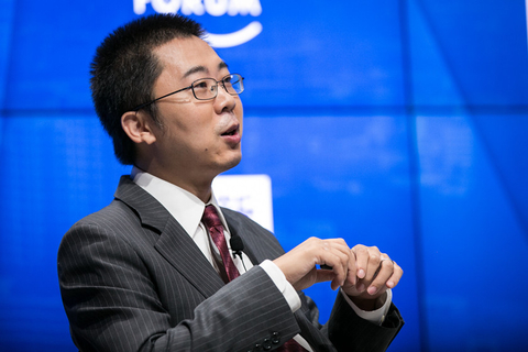 财新传媒主编王烁主持财新辩论专场.