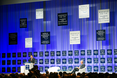 2015年9月10日，中国大连，世界经济论坛2015年新领军者年会（第九届“夏季达沃斯论坛”），中国国务院总理李克强在开幕式上致辞。 Benedikt von Loebell/World Economic Forum