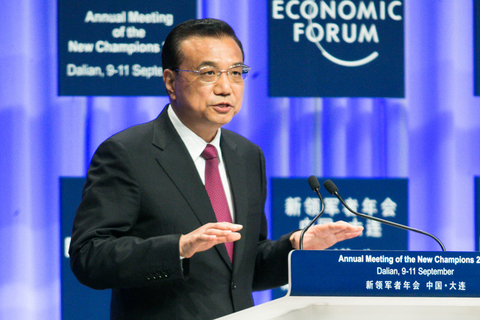2015年9月10日，中国大连，世界经济论坛2015年新领军者年会（第九届“夏季达沃斯论坛”），中国国务院总理李克强在开幕式上致辞。 Benedikt von Loebell/World Economic Forum
