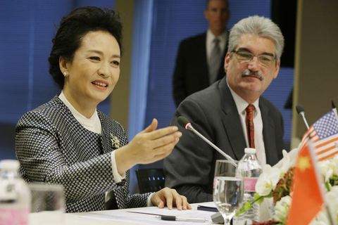 当地时间2015年9月23日，美国西雅图，中国国家主席习近平夫人彭丽媛参观福瑞德-哈金森癌症研究中心，比尔盖茨夫妇全程陪同。 Ted S Warren/东方IC