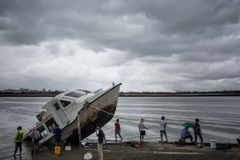 坡头区南三渡口,一艘客轮在台风中翻沉. 张由琼/cfp