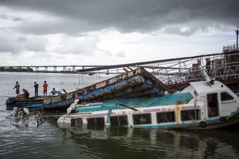 坡头区南三渡口,一艘客轮在台风中翻沉. 张由琼/cfp