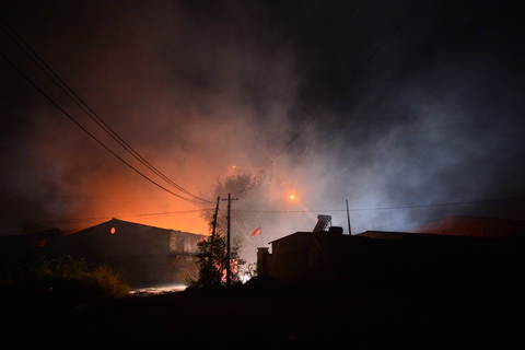2015年10月13日，天津，天津市北辰区西堤头镇一仓库爆炸起火，现场大火已被扑灭，暂无人员伤亡。 潮阳/CFP