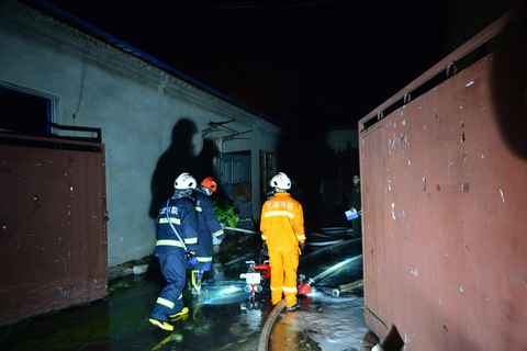 2015年10月13日，天津，天津市北辰区西堤头镇一仓库爆炸起火，现场大火已被扑灭，暂无人员伤亡。 潮阳/CFP