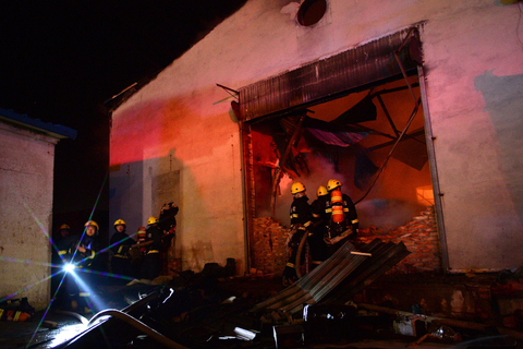 2015年10月13日，天津，天津市北辰区西堤头镇一仓库爆炸起火，现场大火已被扑灭，暂无人员伤亡。 潮阳/CFP