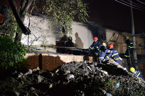 2015年10月13日，天津，天津市北辰区西堤头镇一仓库爆炸起火，现场大火已被扑灭，暂无人员伤亡。 潮阳/CFP