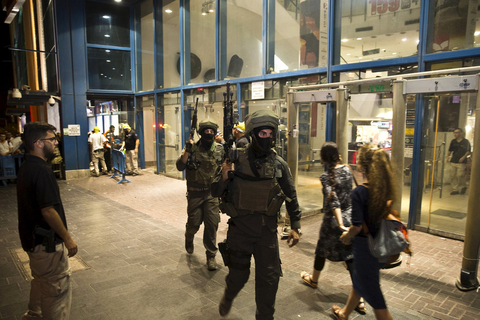 耶路撒冷再发持刀行凶案 以色列警察持枪搜查超市