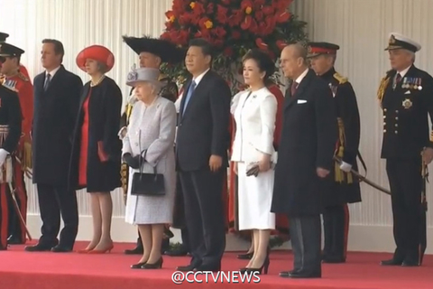 当地时间2015年10月20日，英国伦敦，英国女王伊丽莎白二世偕皇室成员和政府高官在皇家骑兵卫队阅兵场为到访的习近平和夫人彭丽媛举行隆重的欢迎仪式。 图自@CCTVNEWS