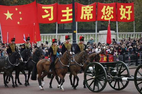 当地时间2015年10月20日，英国伦敦，英国华人华侨和留学生，拉横幅、挥舞五星红旗热烈迎接习近平偕夫人彭丽媛访英。 东方IC