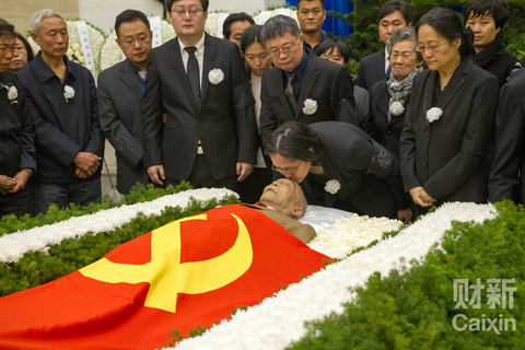 杜润生女儿杜荷吻别父亲. 丛妍/财新见习记者