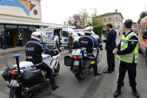 当地时间2015年10月23日，法国西南部吉伦特省发生一起严重交通事故，一辆大巴车与一辆货车相撞，造成至少42人死亡。 MEHDI FEDOUACH/CFP