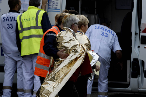 当地时间2015年10月23日，法国西南部吉伦特省发生一起严重交通事故，一辆大巴车与一辆货车相撞，造成至少42人死亡。JEAN-PIERRE MULLER/CFP