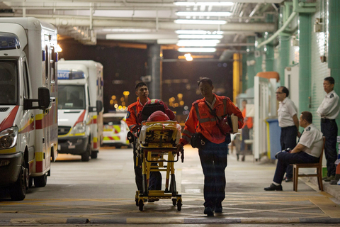 2015年10月26日消息，一艘从澳门驶往香港的高速船25日傍晚撞到不明物体，121人受伤。