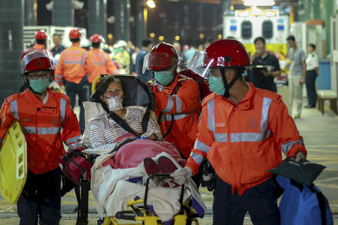 2015年10月26日消息，一艘从澳门驶往香港的高速船25日傍晚撞到不明物体，121人受伤。