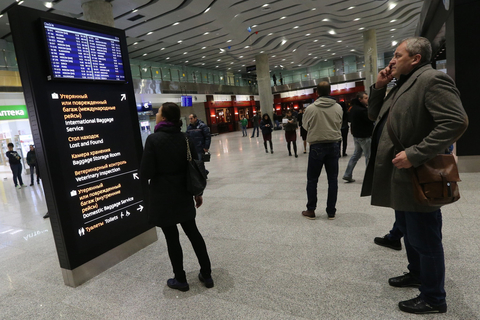 当地时间2015年10月31日，俄罗斯圣彼得堡，图为失事客机遇难者家属在圣彼得堡普尔科夫机场哭泣。一架俄罗斯客机在埃及西奈半岛中部坠毁，机上载有217名乘客，7名机组成员。飞机起飞后23分钟失联。据悉，这架客机原计划从埃及飞往俄罗斯圣彼得堡。 Dmitry Lovetsky/东方IC 