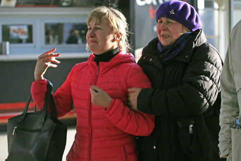 当地时间2015年10月31日，俄罗斯圣彼得堡，图为失事客机遇难者家属在圣彼得堡普尔科夫机场哭泣。一架俄罗斯客机在埃及西奈半岛中部坠毁，机上载有217名乘客，7名机组成员。飞机起飞后23分钟失联。据悉，这架客机原计划从埃及飞往俄罗斯圣彼得堡。 Dmitry Lovetsky/东方IC 