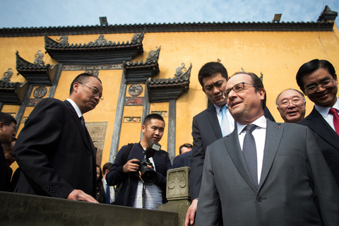 2015年11月2日，重庆，法国总统奥朗德在重庆市长黄奇帆的陪同下参观湖广会馆。 JOHANNES EISELE/视觉中国