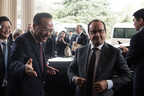 2015年11月2日，重庆，法国总统奥朗德参观湖广会馆。 JOHANNES EISELE/视觉中国