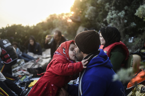 一名小女孩亲吻她的父亲. bulent kilic/视觉中国