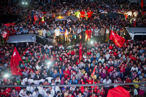 当地时间2015年11月9日，缅甸仰光，缅甸反对派领导人昂山素季的支持者庆祝。