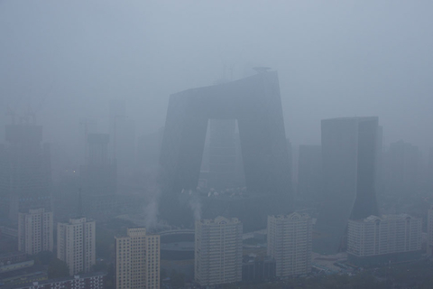 2015年11月11日，北京持续雾霾天气，上午7时34分拍摄的中央电视台新址大楼被浓重的雾霾淹没。北京发布气象预报称未来5天将持续中度至重度污染。 蒋建华/视觉中国