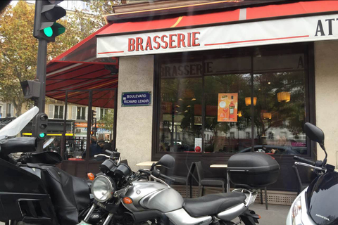 巴塔克兰音乐厅周围的街道一切如常，街头有行人经过。 张雪/财新特约记者