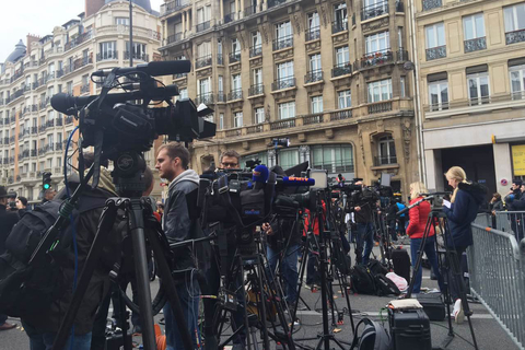 巴塔克兰音乐厅附近，众多媒体驻扎在封锁线外。 张雪/财新特约记者