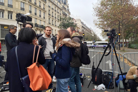 巴塔克兰音乐厅附近，众多媒体驻扎在封锁线外。 张雪/财新特约记者