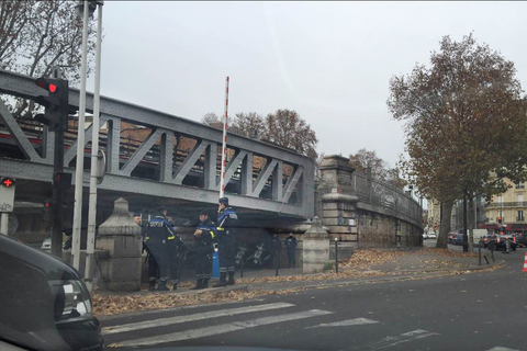 巴黎市内奥斯特里茨桥旁的法医验尸所外有警察戒备。 张雪/财新特约记者