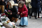 世界各国民众悼念巴黎恐袭事件遇难者