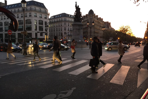 街头来往的人群. 张雪/财新巴黎特约记者