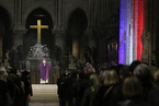 法国巴黎圣母院举行追思弥撒 悼念恐袭遇难者
