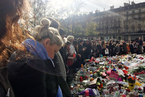 财新直击：巴黎民众聚集共和国广场悼念恐袭遇难者