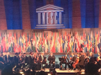 晚上的纪念活动由世界和平交响乐团的演奏拉开序幕。 戴小萌/财新巴黎特约记者