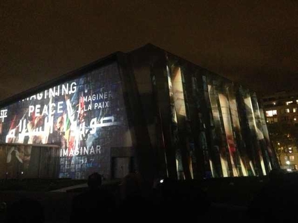 当晚，以多国语言写就的“和平”字样反复出现在UNESCO的建筑物墙壁上。 戴小萌/财新巴黎特约记者