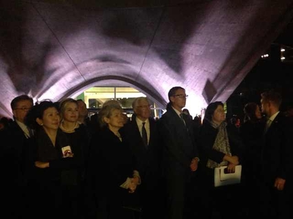 伊琳娜·博科娃与嘉宾和各国代表共同到户外， 欣赏以“UNESCO成立70周年”及“和平”为主题的高科技灯光秀。 戴小萌/财新巴黎特约记者