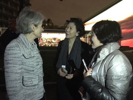 UNESCO总干事伊琳娜·博科娃、财新传媒总编辑胡舒立、李嘉诚基金会董事周凯旋一起交谈。 戴小萌/财新巴黎特约记者