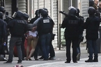 法国警方突袭行动结束 搜捕现场一名男子被带走