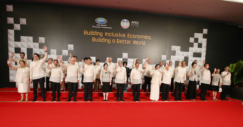 当地时间2015年11月18日，菲律宾马尼拉，中国国家主席习近平出席亚太经合组织（APEC）第二十三次领导人非正式会议欢迎晚宴。这是晚宴前，习近平同各成员经济体领导人、代表及配偶合影。 姚大伟/新华社